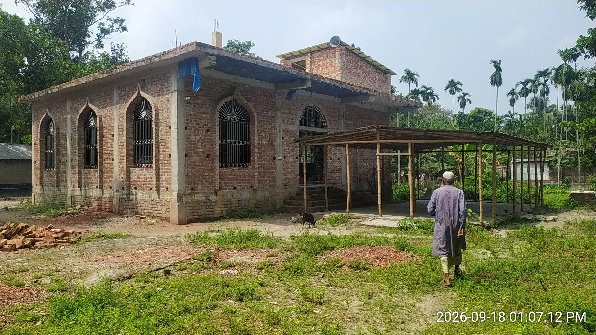 মসজিদের বাইরের দৃশ্য