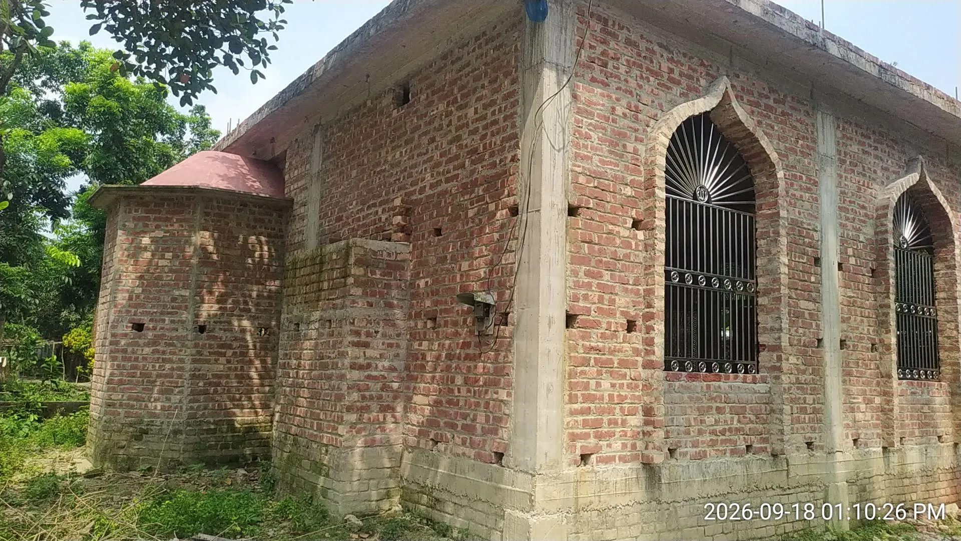 মসজিদের পাশের দেয়াল ও জানালা