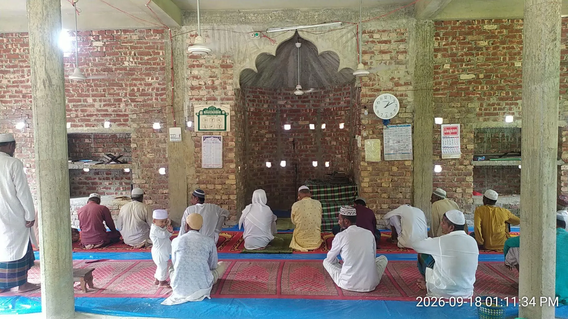 মসজিদের ভেতরে নামাজ আদায় করছেন মুসল্লিরা